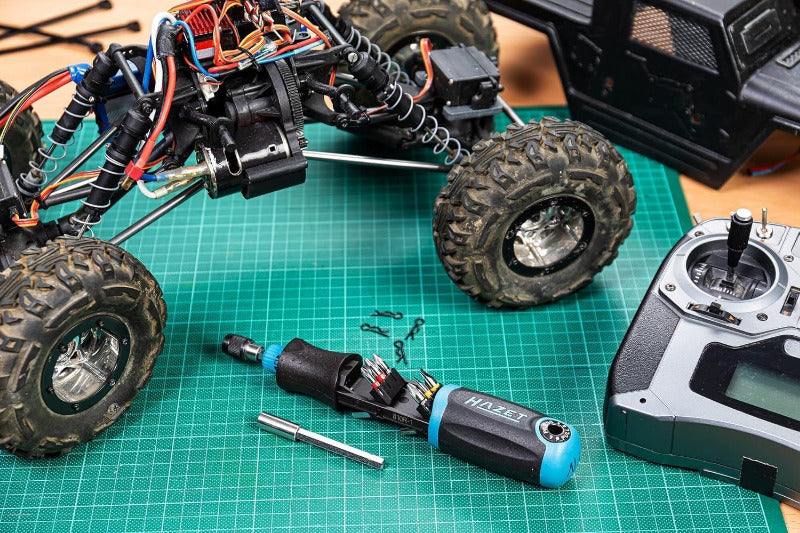HAZET Bit Ratschen-Schraubendreher 810R-3 | Integriertes Bithalter-Magazin Mit 12 Bits - Ratschenfunktion Umstellbar Oder Verwendung Als Bit-Schraubendreher