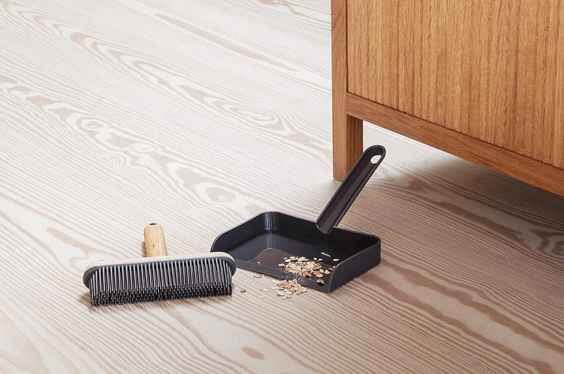 EVA SOLO “Sweep” Hand Brush & Dustpan Set – Black