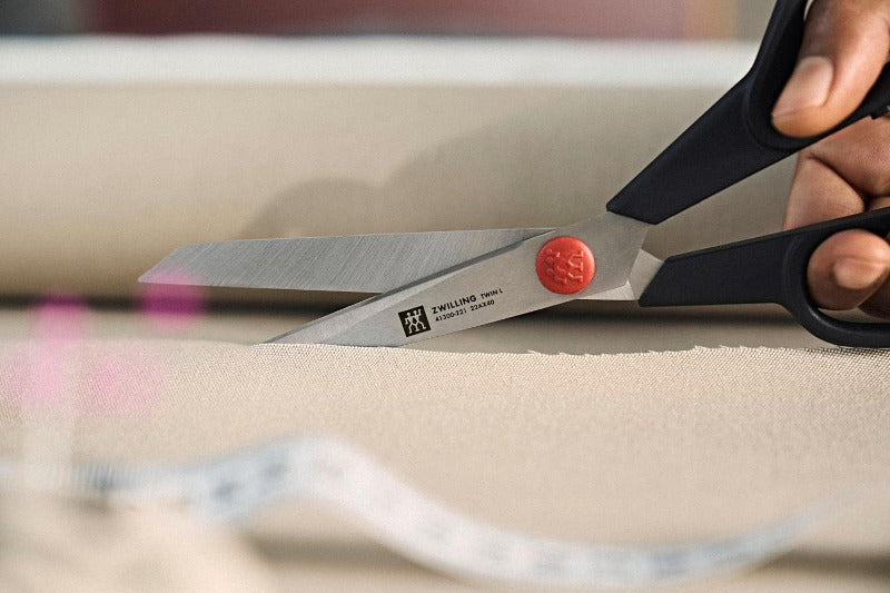ZWILLING TWIN L Schneiderschere - Schere, Stoffschere Aus Rostfreiem Edelstahl Mit Glasfaser Verstärktem Griff, 22 CM, Schwarz-Silber