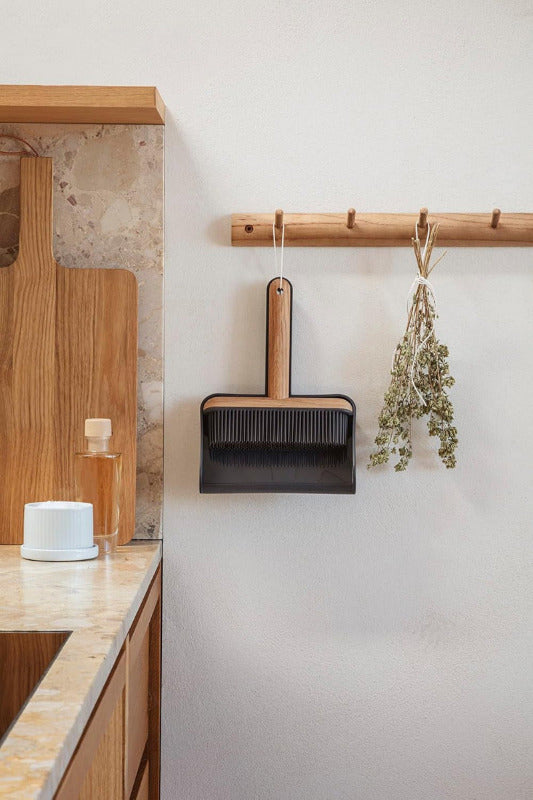 EVA SOLO “Sweep” Hand Brush & Dustpan Set – Black
