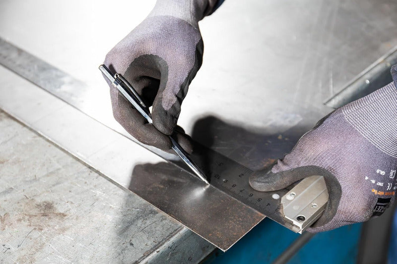 HAZET 2150-1 Reißnadel Mit Praktischem Befestigungsclip - Zum Anreißen Von Metallen Und Werkstoffen Mit Glatten Oberflächen I 150Mm Lang I Stabiles Hartmetall Für Langlebigen Einsatz
