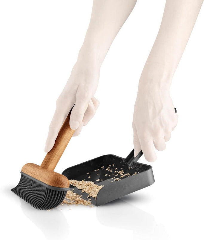 EVA SOLO “Sweep” Hand Brush & Dustpan Set – Black