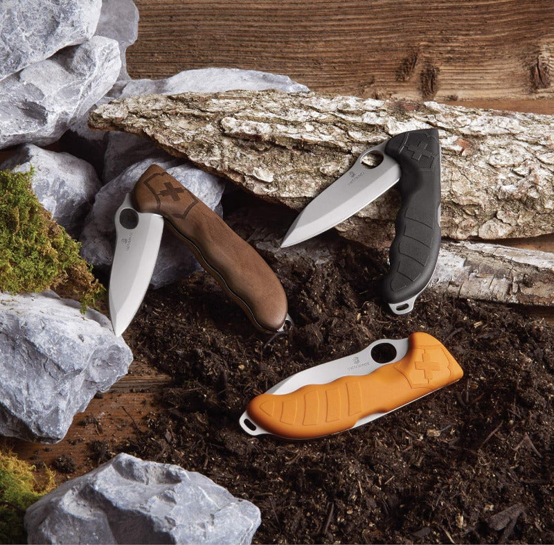 VICTORINOX Hunter Pro M – Swiss Army Knife | 2-in-1 Outdoor Multitool with One-Hand Locking Blade