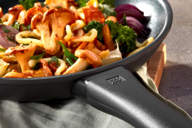 ZWILLING Shine aluminum frying pan, 28 cm, round, with non-stick coating, black