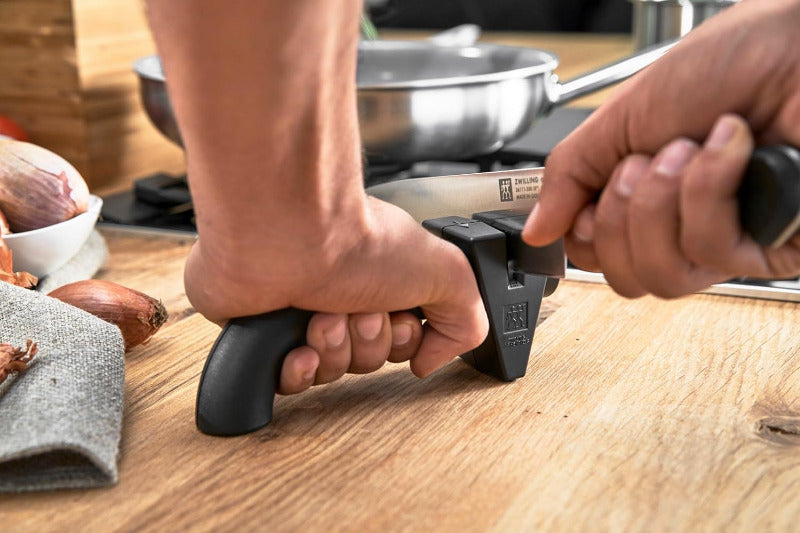 Zwilling TWINSHARP Messerschärfer, Keramikscheiben, Einfache & Sichere Handhabung, Schwarz